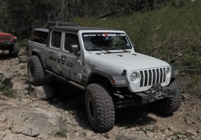 This White Jeep Gladiator is doing some offroad jeeping